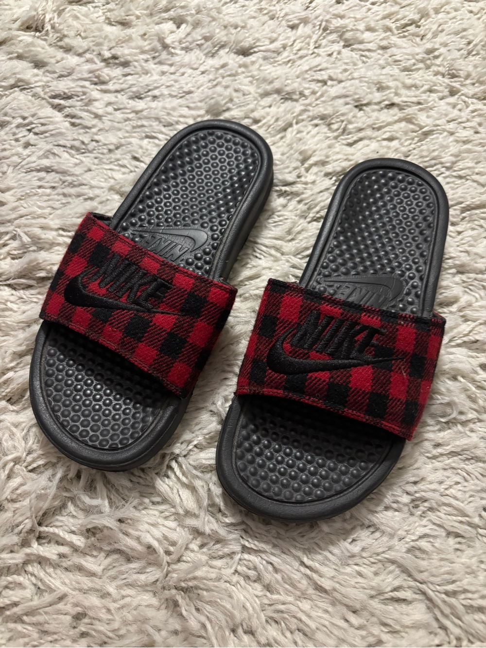Nike Benassi Slide Sandals Women’s Size 6 Red and Black Plaid Slides
